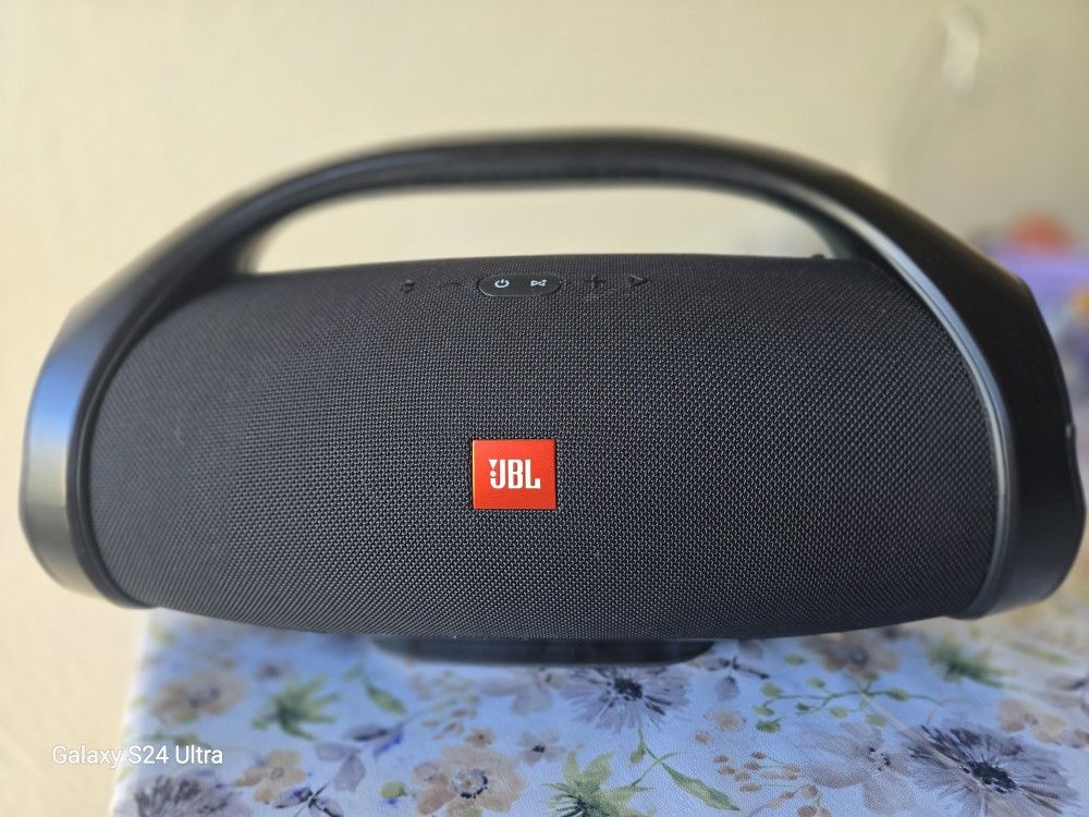 JBL BOMBOX 
