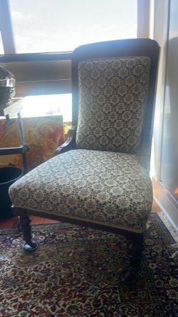 Elegant Victorian Era Comfortable upholstered chair