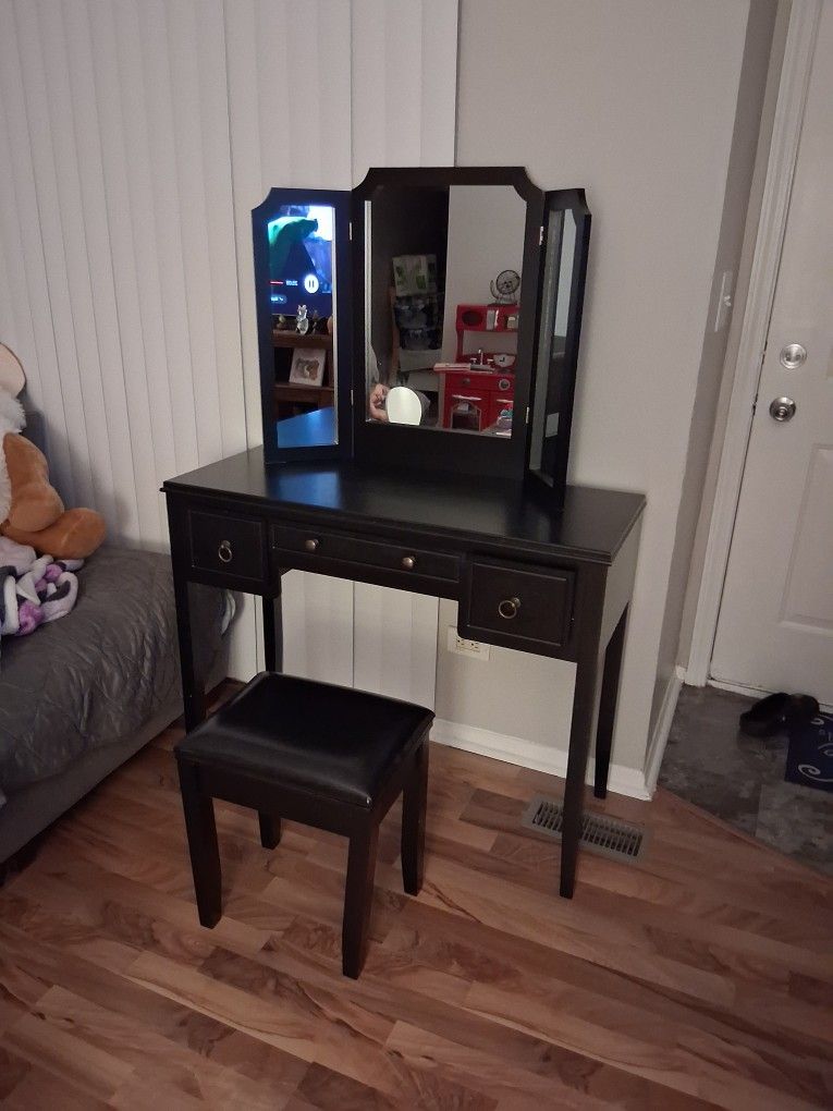 Vanity Mirror With Stool