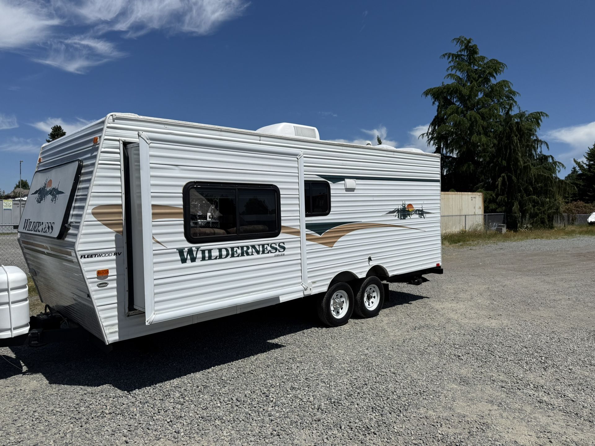 2005 wilderness 22 foot slide out