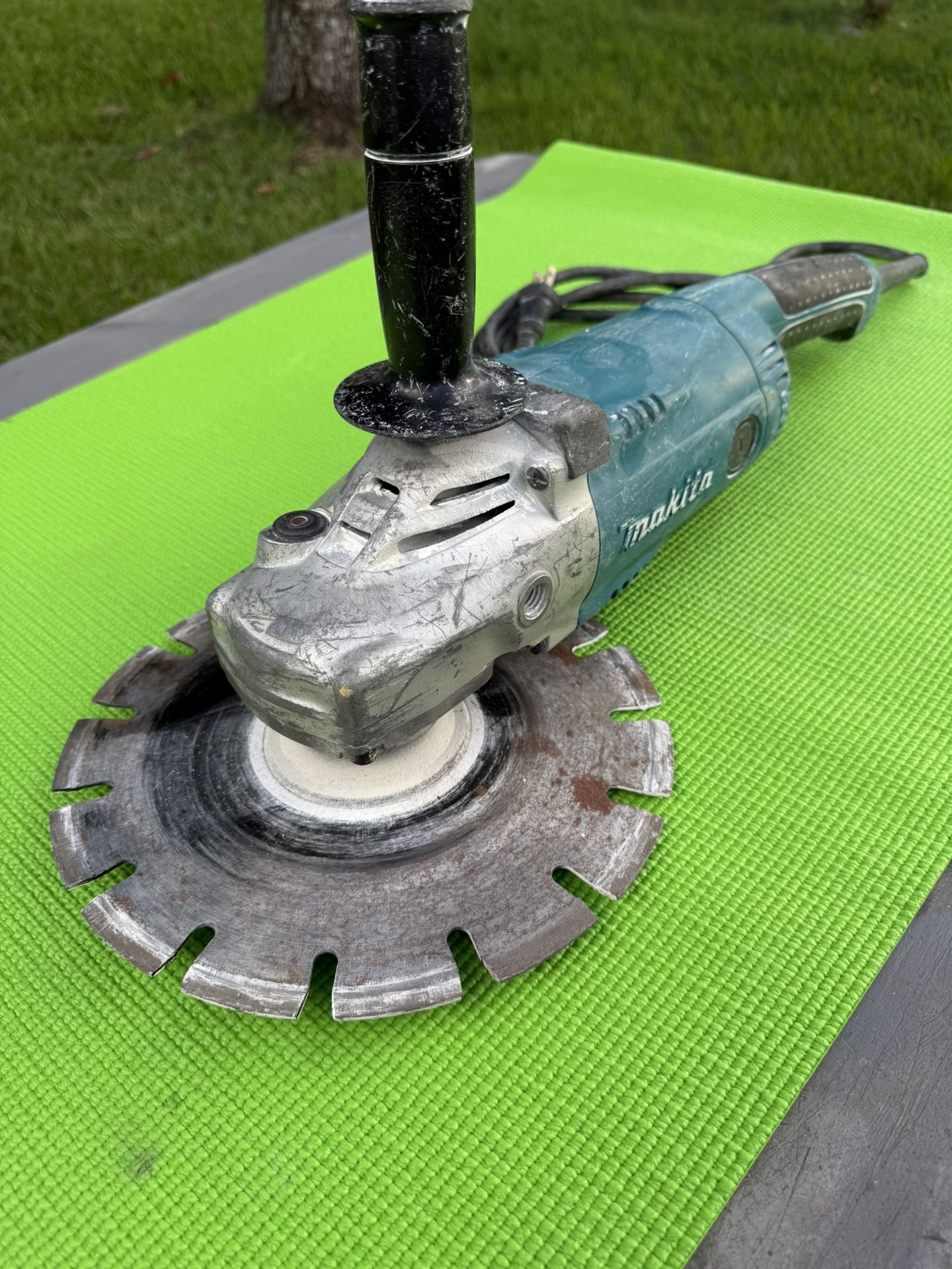 MAKITA GA9071 ANGLE GRINDER 