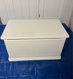 Vintage White Decorative Cedar Storage Chest / Blanket Trunk