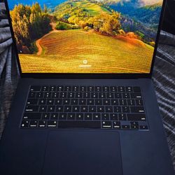 Apple MacBook Air 15 Inch, M2 Chip, 256GB, 8 Gb Ram! Only Used Couple Time. Battery Health 100%