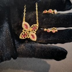 Juego De Aretes Y Cadena En Oro Laminado 