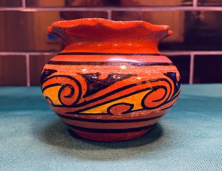 Beautiful ceramic indigenous pattern pot from Panama