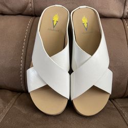 Women’s Volatile White Size 7M.