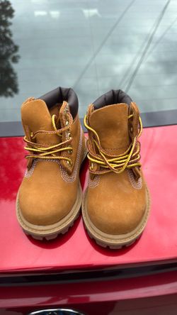 Kids shoes size 5 M