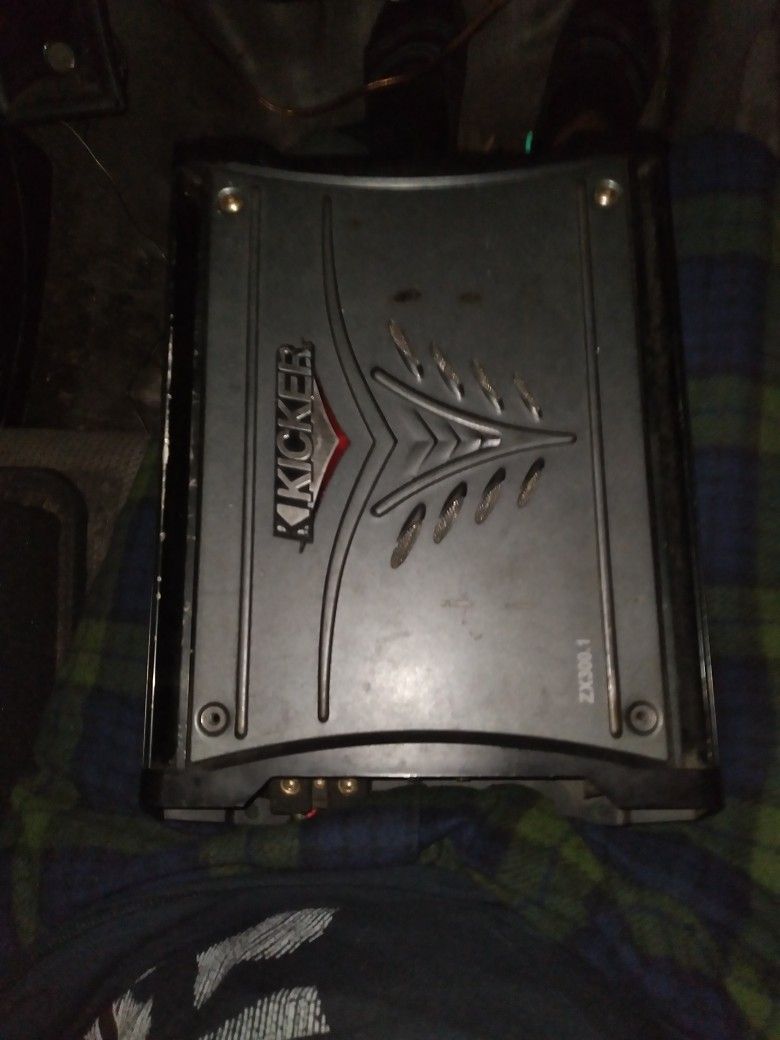 KICKER AMP 