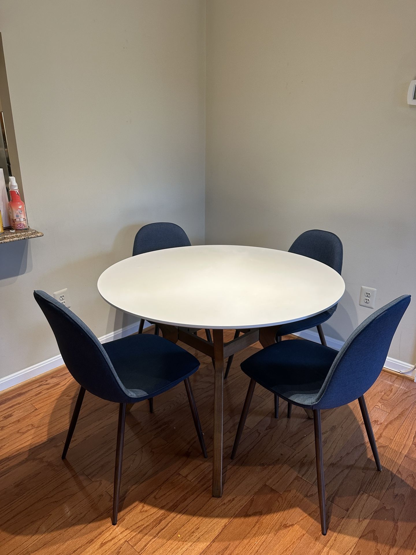 Dinning Table + 4 Chairs