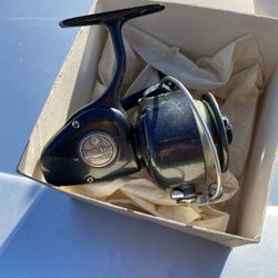 Like New-935 South Bend Spinning Reel