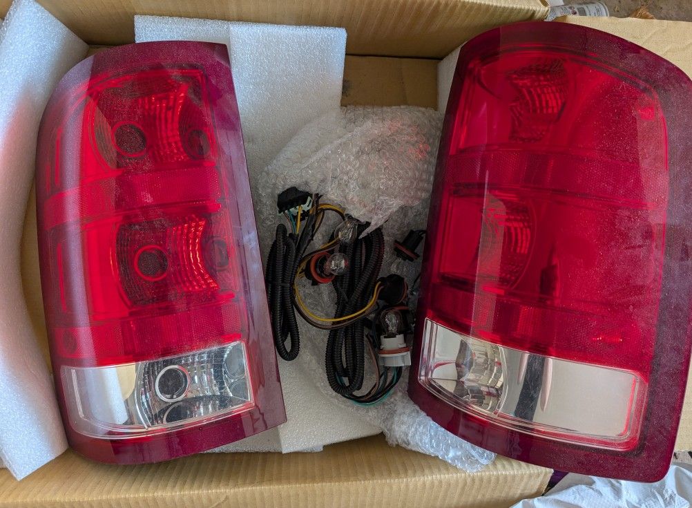 2012 GMC SIERRA TAIL LIGHT ASSEMBLY