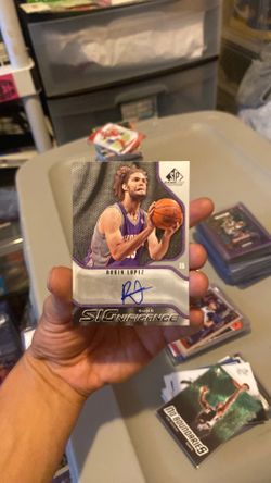 Robin Lopez 2009-10 NBA Upper Deck SP Game Used Significance Autograph No. S-RL