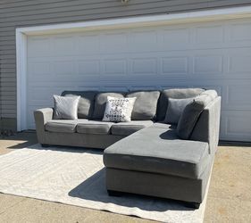 Living Spaces Gray Sectional Sofa with Right Chaise