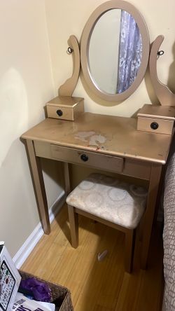 Makeup Vanity With Chair