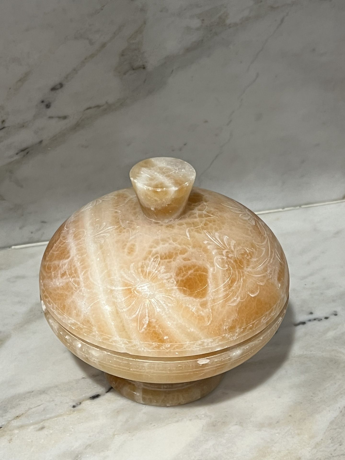 Vintage round box with lid