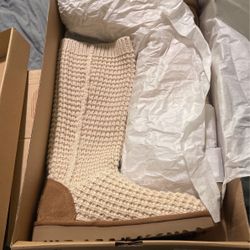 WOMEN SIZE 7 TALL UGGS NEW