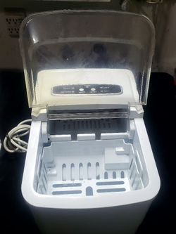 INSIGNIA 26lb Portable Ice Maker