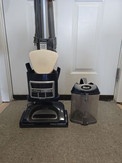 Shark Navigator Lift-Away Deluxe Vacuum