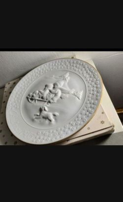 1985 CHRISTMAS PLATE SERIES - AVON 8"