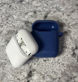 Apple AirPods First  Gen ( No Charging Cable)