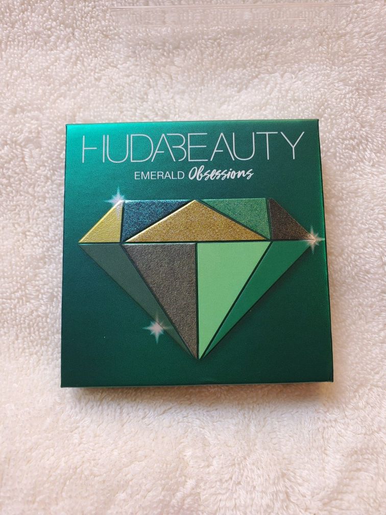 Huda Emerald obsessions palette makeup brushes