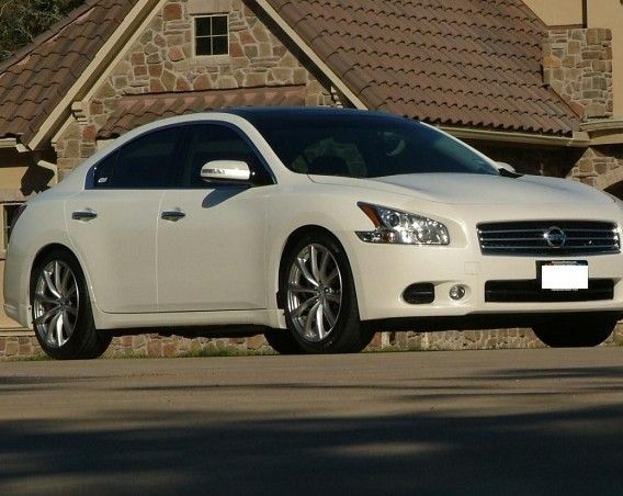 4 seats Nissan Maxima sdn 2009