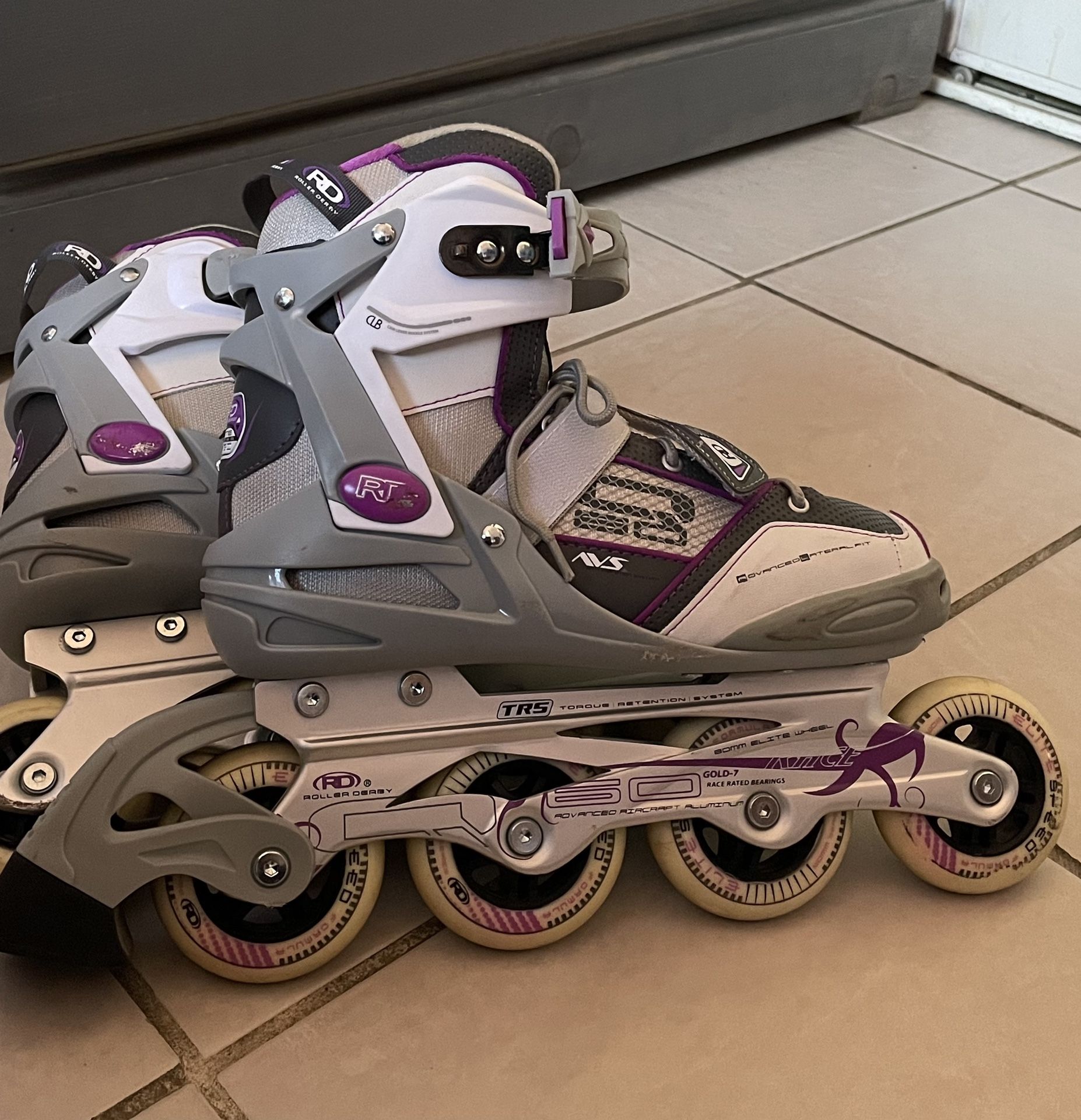 Size 7 women’s roller skates