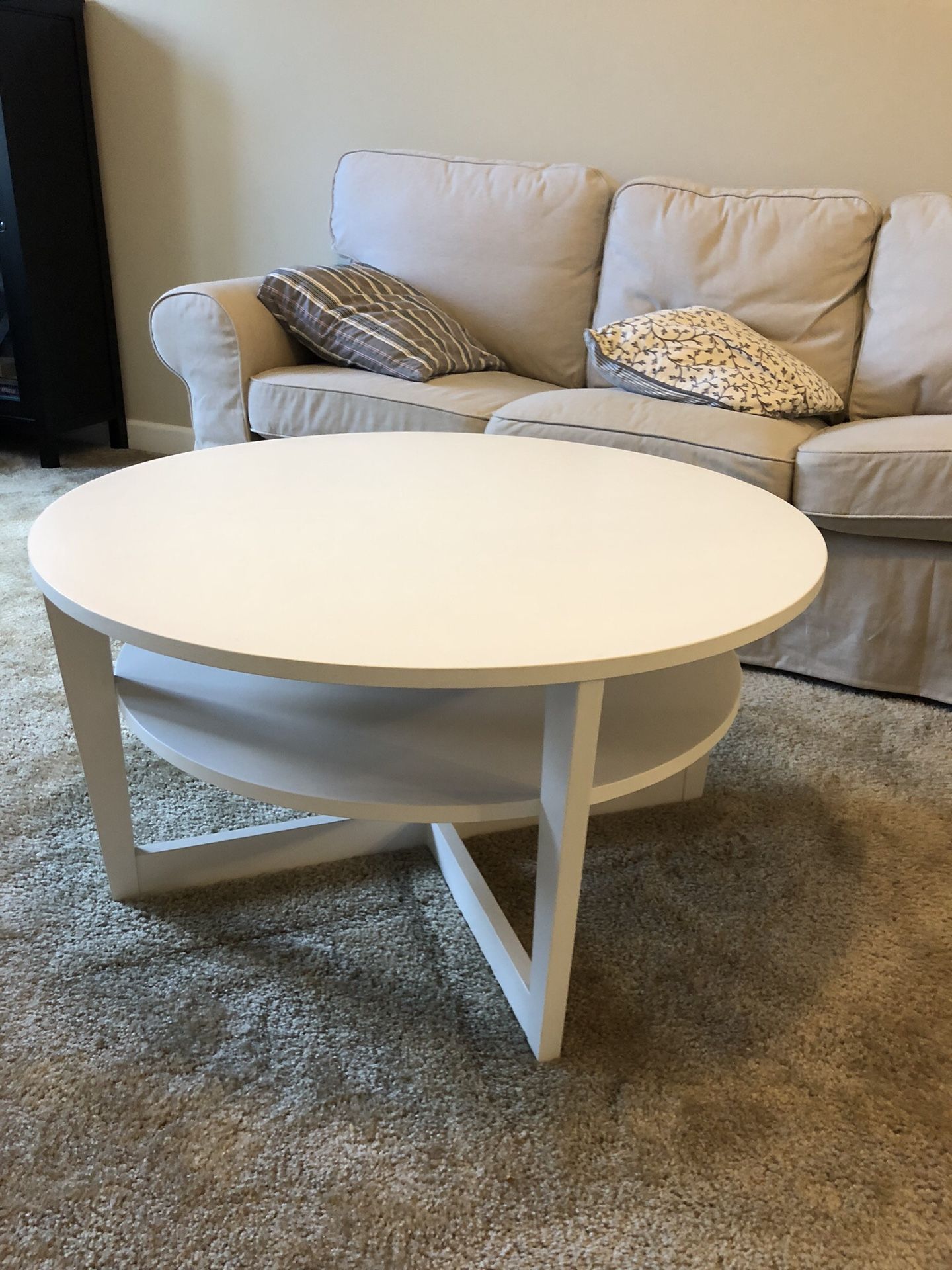 White coffee table in excellent condition