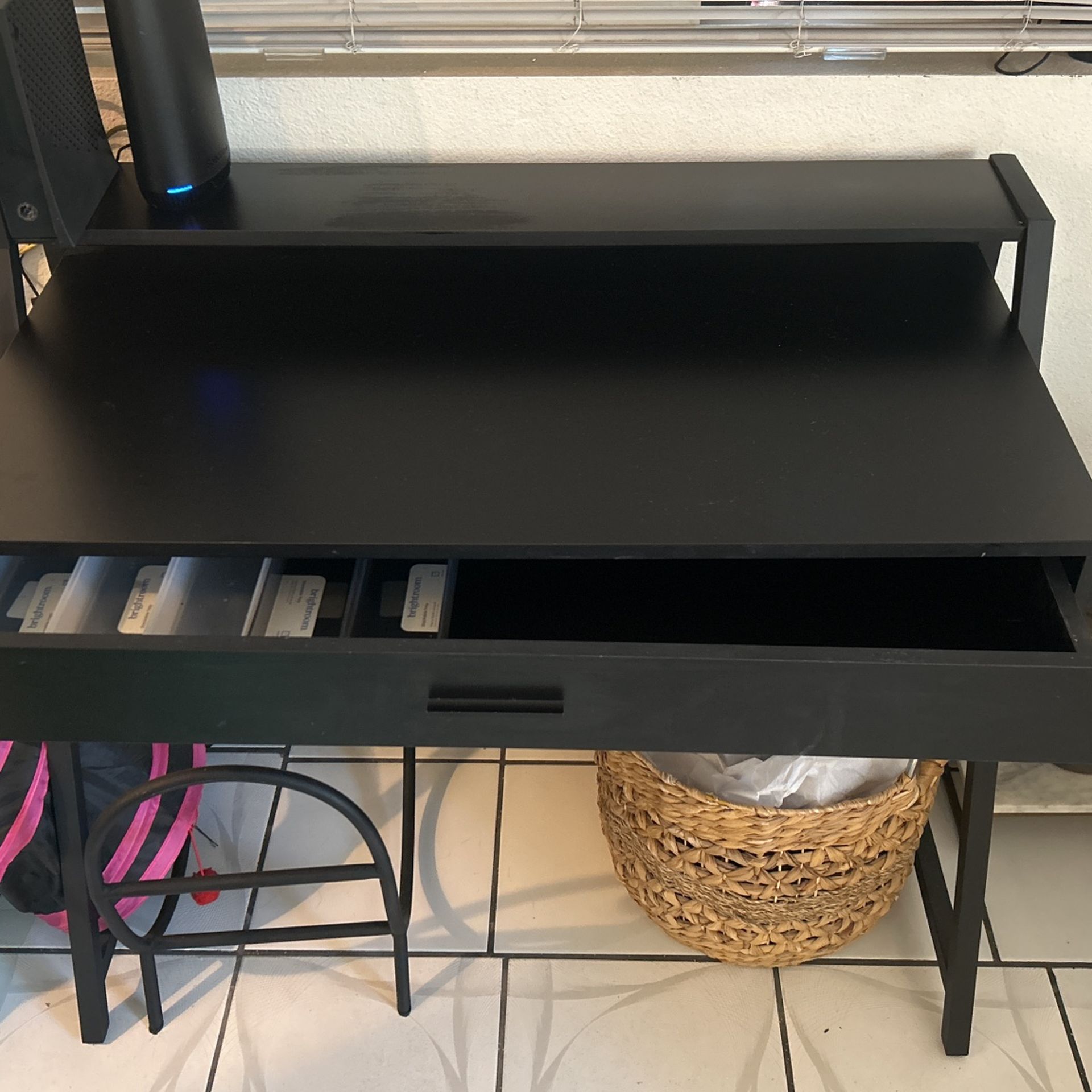 Black Desk