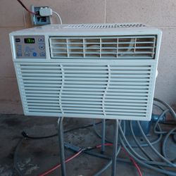 Ge Air Conditioner Works Great 15.00 Firm