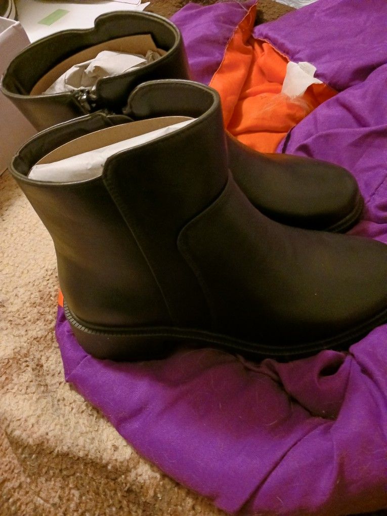 Ladys Boots Like Rain Boots Size 9.5
