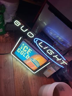 BUD LIGHT GLASS TUBE NEON LIGHT...WORKS GOOD 👍 TEST IT BEFORE YOU BUY IT..HAS DIMMER ON IT..REALLY BRIGHT GREAT COLORS...SE HABLA ESPANOL...