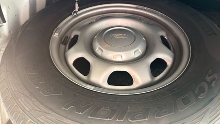 4 Pirelli tires 265/70 R17 Ford  F150 rims