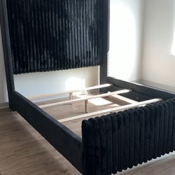 Queen Size Bedframe. 🚚WE DELIVER🚚