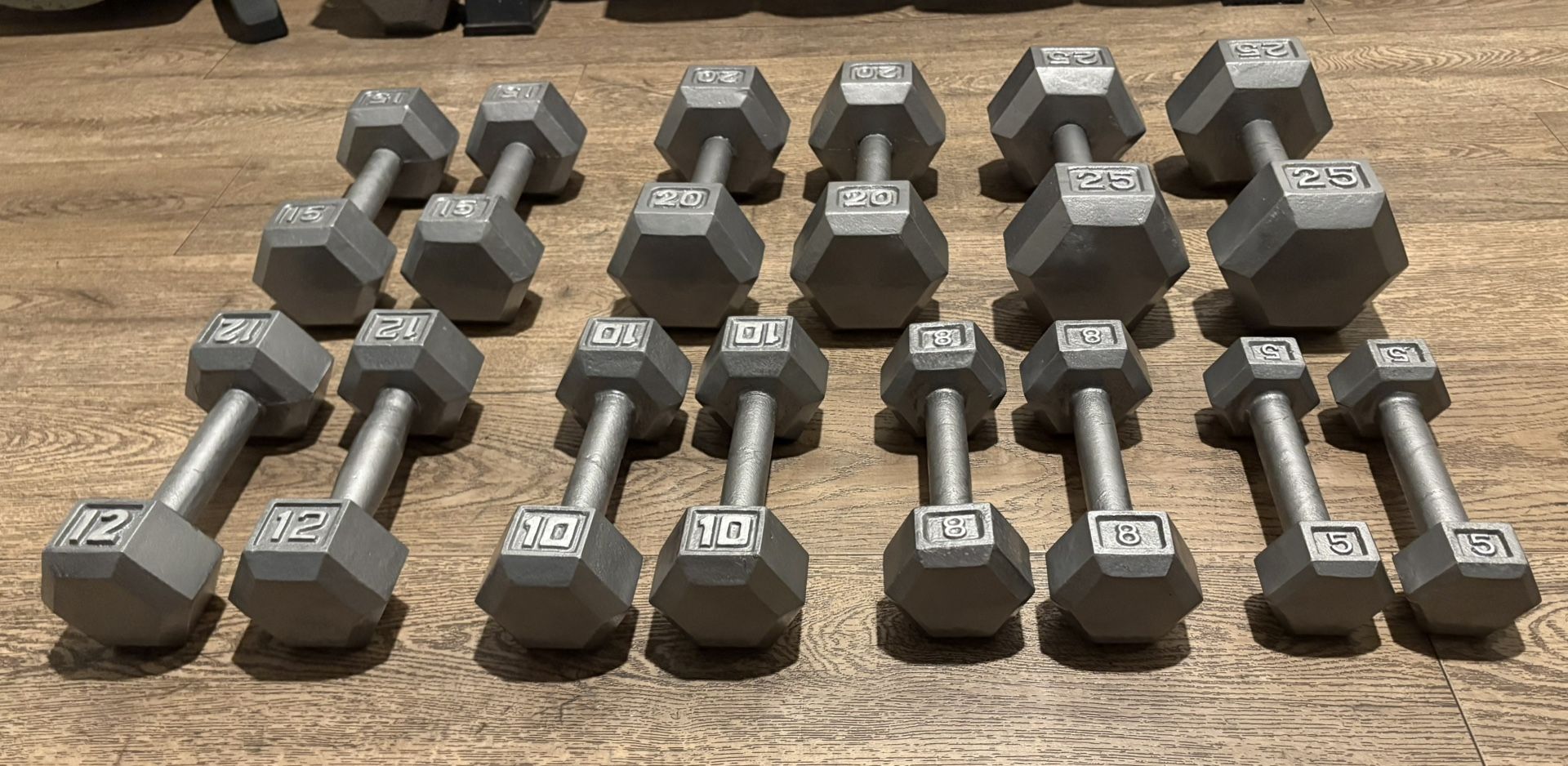 Beautiful Set Of Hex Cast tyIron Dumbbells  In NEW CONDITION Total: 190 lbs