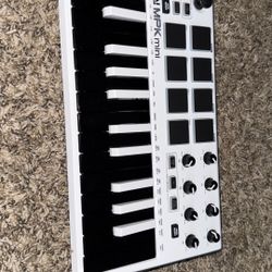  Akai Professional MPK Mini MKII White | 25-Key Ultra-Portable USB