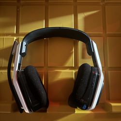 Wireless gaming headset