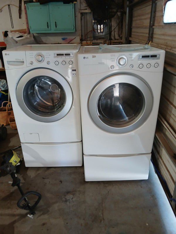 LG Washer And Dryer On Pedestals 