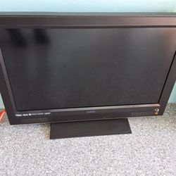 32 Inch VISIO TV Works Great . Great Picture