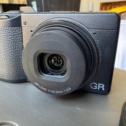 Like new Ricoh GR III 24.2MP APS-C Cømpact DigitalShutterCøunt 