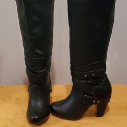 Black Knee High Boots Zipper Back Cute Design..Good CONDITION!