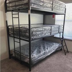 I'm selling a triple twin bunk bed with mattresses!!!/Ask for price 