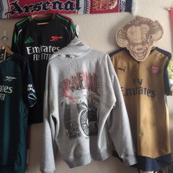 Arsenal gear XL/ scarfs