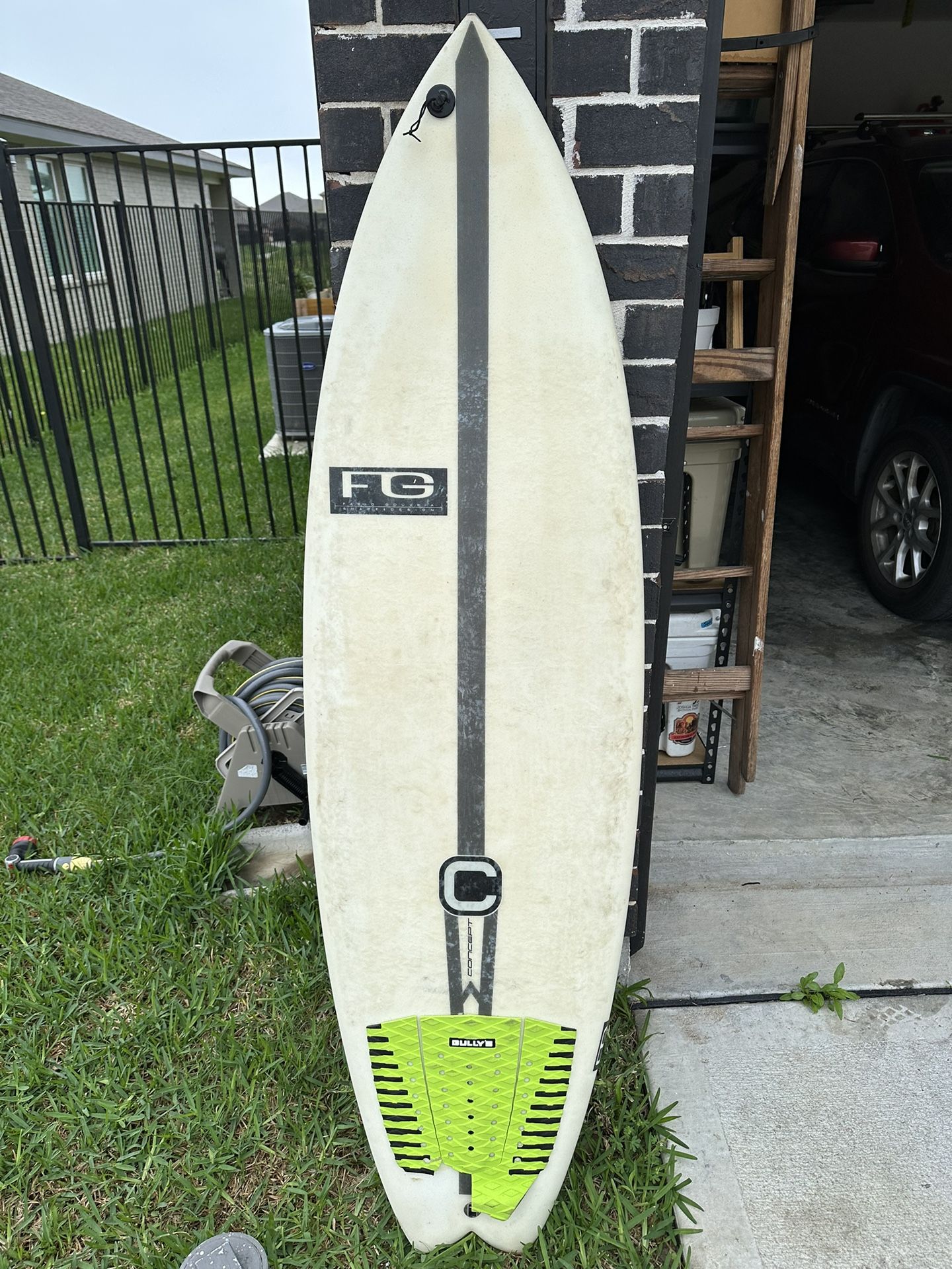 5’7” Twin Tuare Design FCS Performance Shortboard