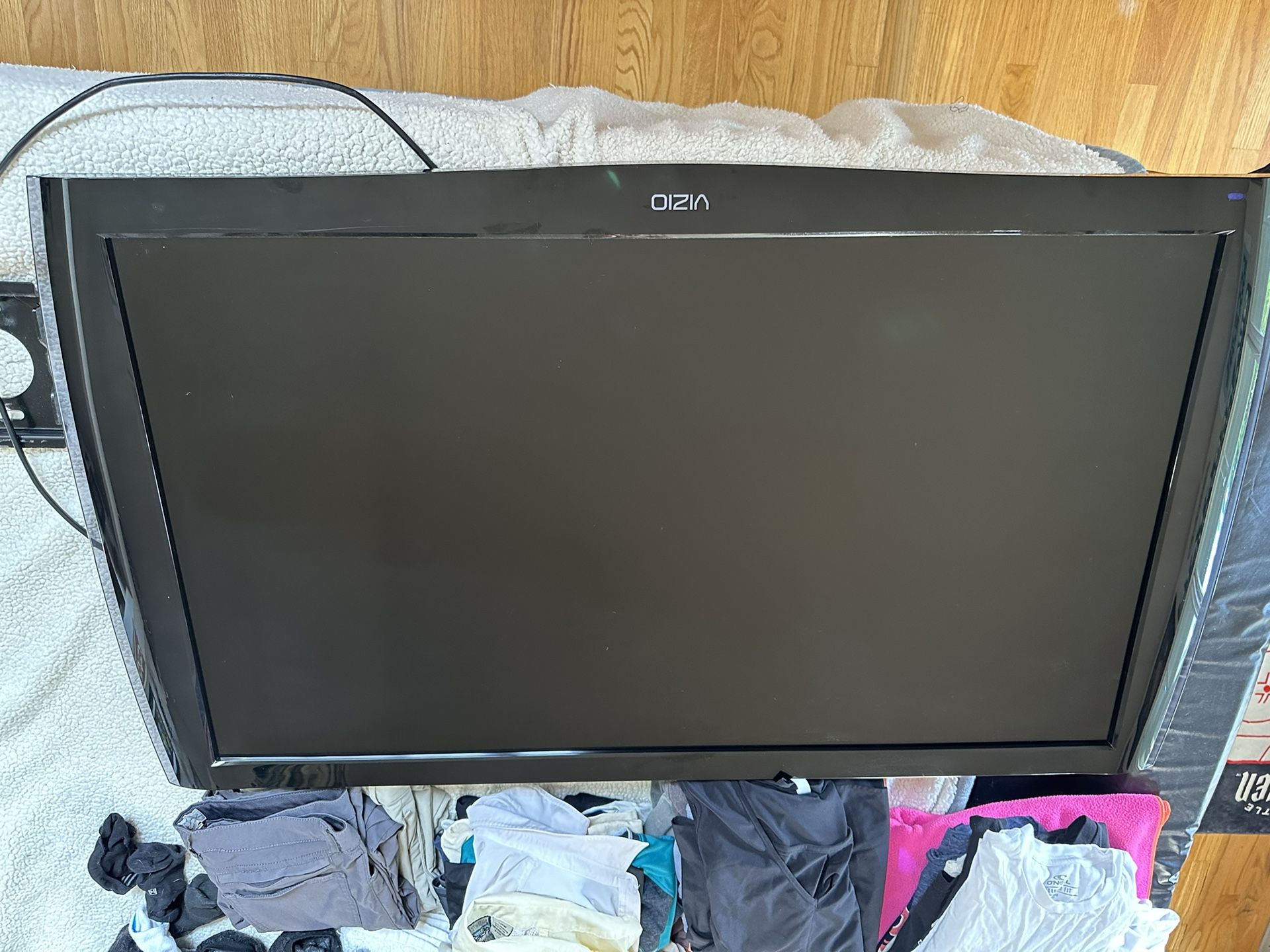 Vizio 47” Tv With Wall Mount