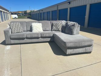 DELIVERY AVAILABLE 🚚🚛🚚 Almost new 2 piece gray sectional