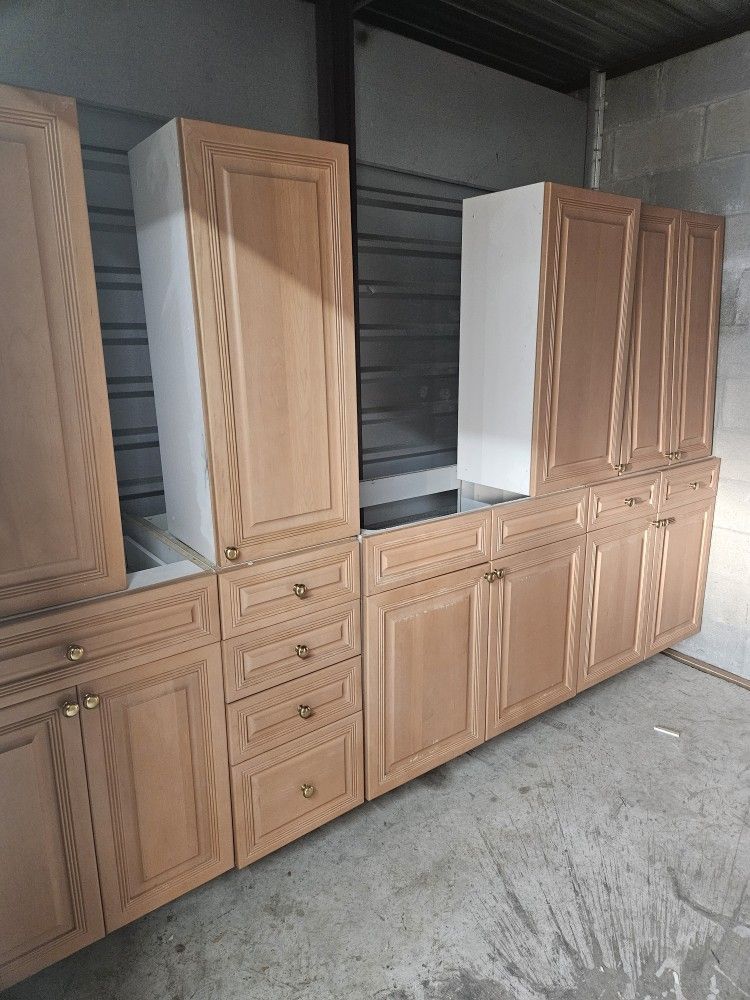 Kitchen Cabinets In Good Condition 