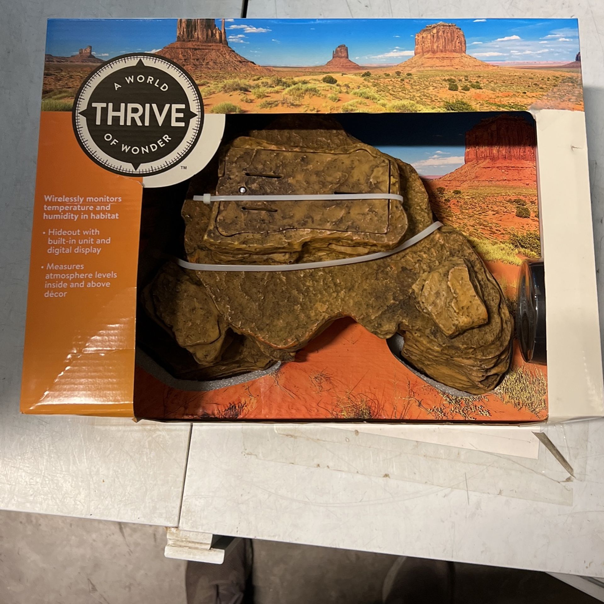 Thrive HIDEOUT DÉCOR With Thermometer & Hydrometer