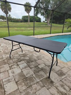 Folding table