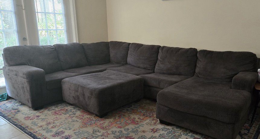 Large Ashley Furniture Dark Gray 3-Piece Sectional w/ Chaise & Ottoman